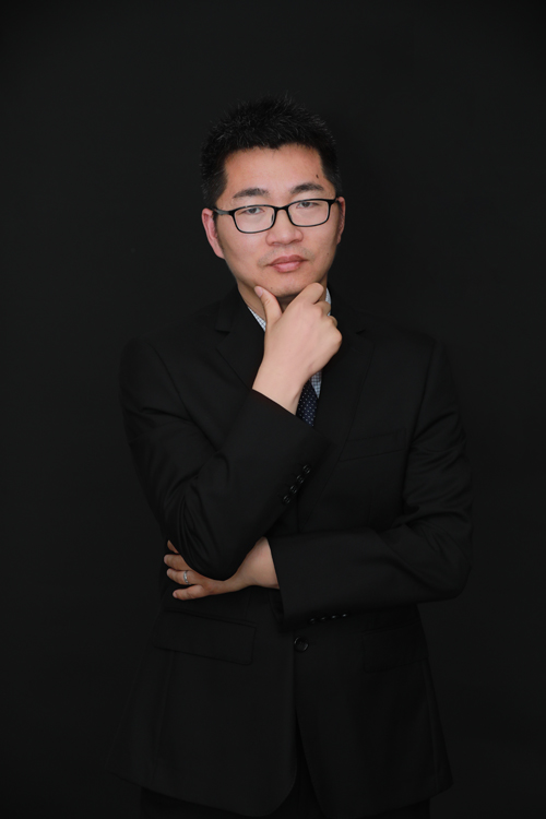 合伙人：黄克明