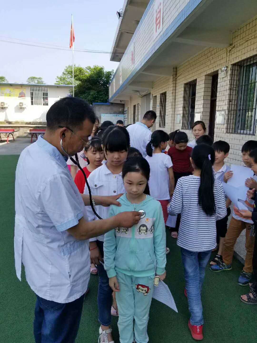 垫江县医院医生到我校为孩子们做体检