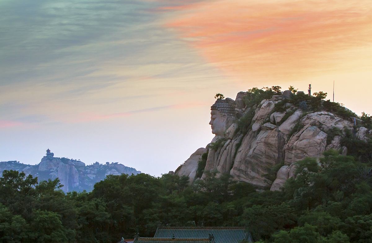 1.五莲山国家 AAAA级旅游风景区、国家森林公园、中国生态旅游试验示范基地、省级旅游度假区五莲山风景区坐落于鲁东南黄海之滨,主峰五莲峰海拔515.7米。 全山28峰,有峰、石、涧、泉和殿、阁、楼、亭共有景点118处。以奇、秀、险、怪、幽、奥、旷七大特色而著称。五莲山原名为五朵峰,为九仙山的属峰。明万历三十年(1602年),敕建护国万寿光明寺,诏改五朵为五莲,始自成一山。遍山峰石,或雄伟,或形奇,或秀美,各具风格,仪表万千。宋熙宁年间大文豪苏轼知密洲府,曾诗奇秀不减雁荡赞五莲和九仙两山。清朝侍读大学士翁