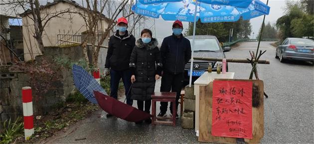 七都：镇人大代表吴志兵主动请缨到清溪和七都三叉路口冒雨执勤.jpg