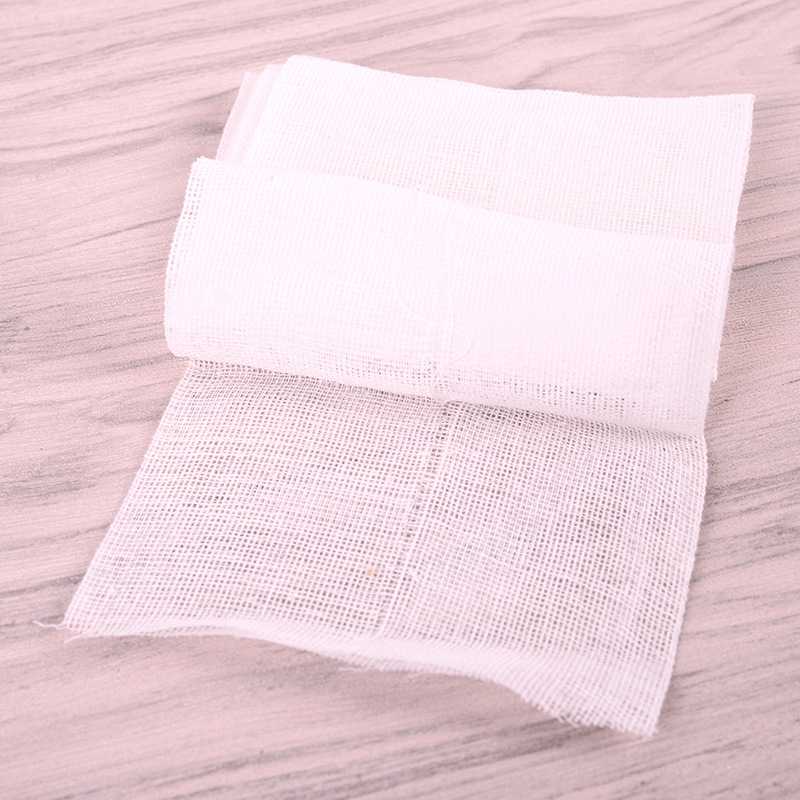 以YY0331-2006要求的脱脂棉纱布为原材料,经裁剪、折叠（或缝制）、包装制成。