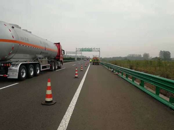 寧洛高速鳳陽支線350高光高亮標(biāo)線施工