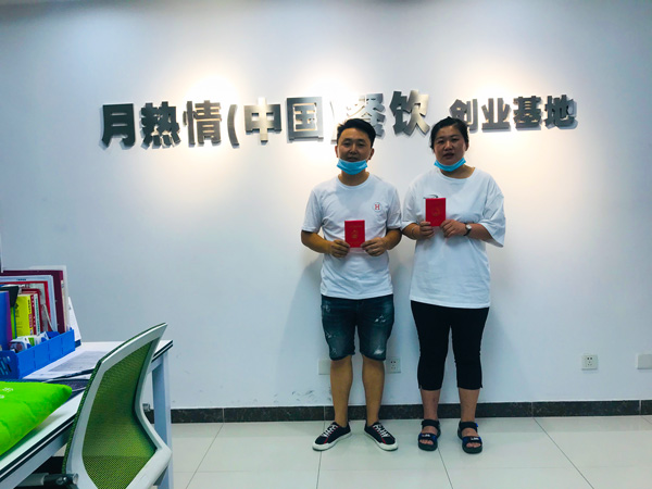 恭喜山东威海卢女士成功签约月热情麻辣拌·烫！