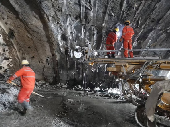 北京瑞威西延高铁铜川施工