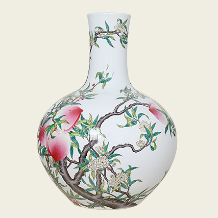 清·乾隆粉彩九桃天球瓶