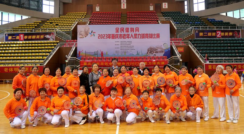 龙水老年大学柔力球班学员参赛后合影