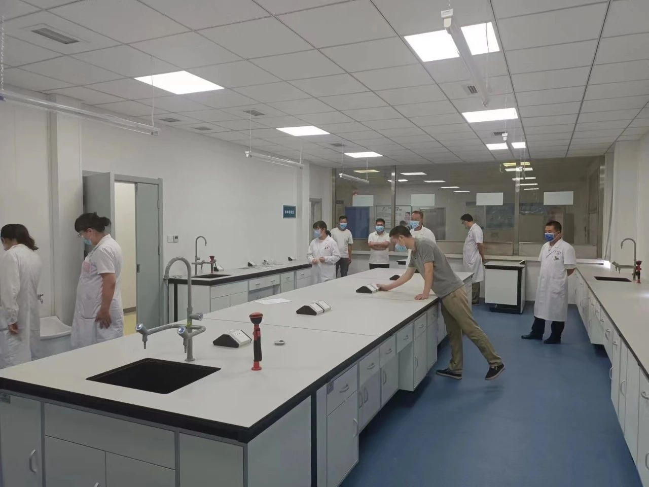 实验室常见安全设施的使用——通风柜、应急喷淋与洗眼装置