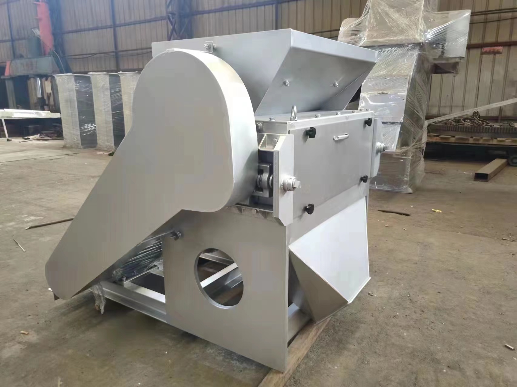 双辊尿素粉碎机