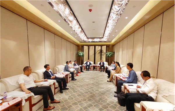 衡阳市委书记秦国文与张友吉会长等异地衡阳企业家代表座谈