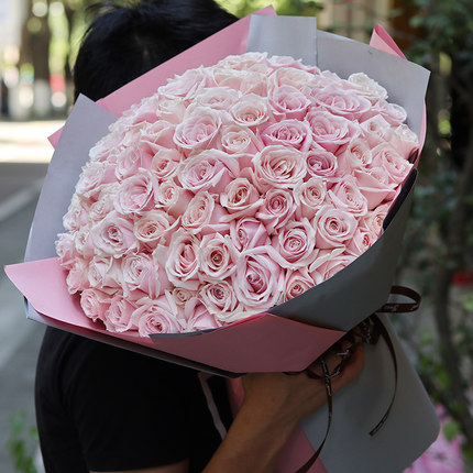 99朵粉玫瑰花束