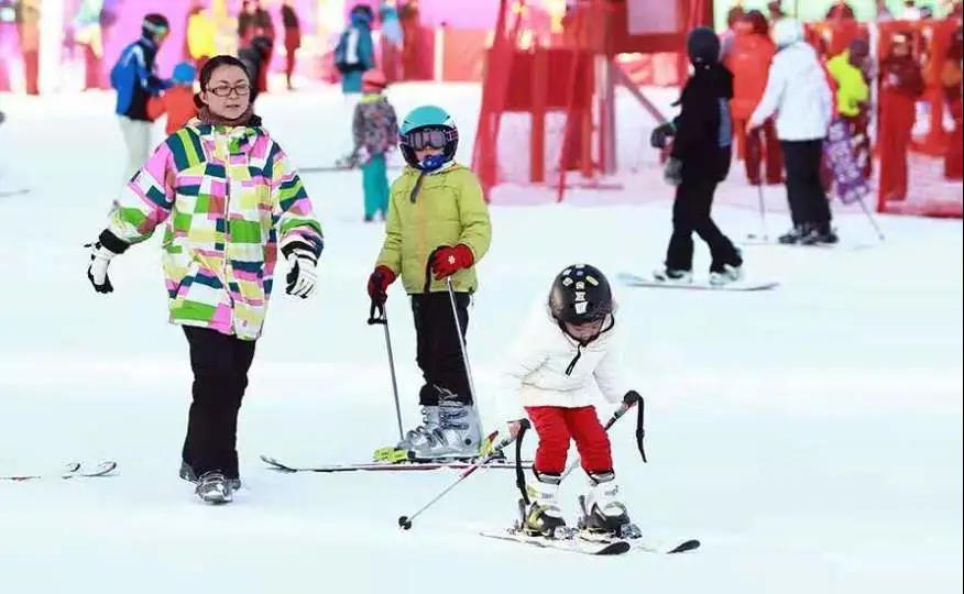 东北哈尔滨滑雪场www.gongsilvyou.cn17.jpg