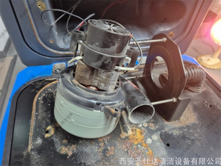 驾驶式洗地车更换吸水电机 (6).jpg